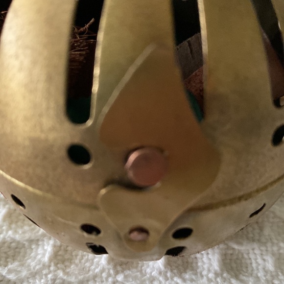 Vintage scented potpourri ball. Brass finish - Picture 3 of 3